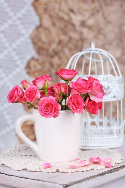 用小的粉红玫瑰的美丽静物画。 — 图库照片