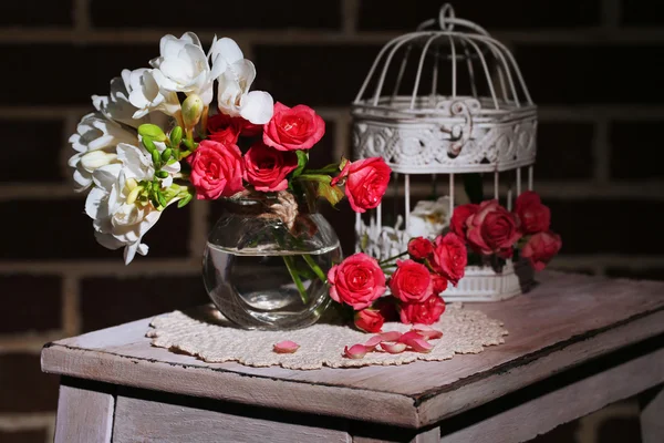 小粉红玫瑰和小苍兰花的美丽静物画。 — 图库照片
