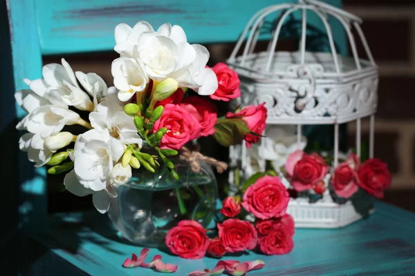 Hermosa naturaleza muerta con pequeñas rosas rosadas y flores de freesia —  Fotos de Stock