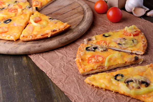 Smaczne pizze na stół szczegół — Zdjęcie stockowe