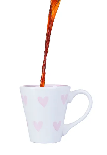 Kaffee in Tasse gießen, isoliert auf weiß — Stockfoto