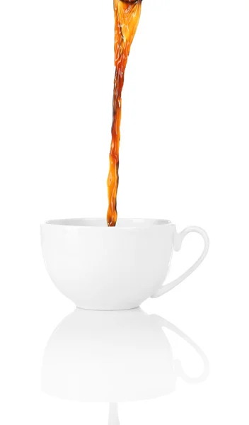 Налейте кофе в чашку, изолированные на белом — стоковое фото