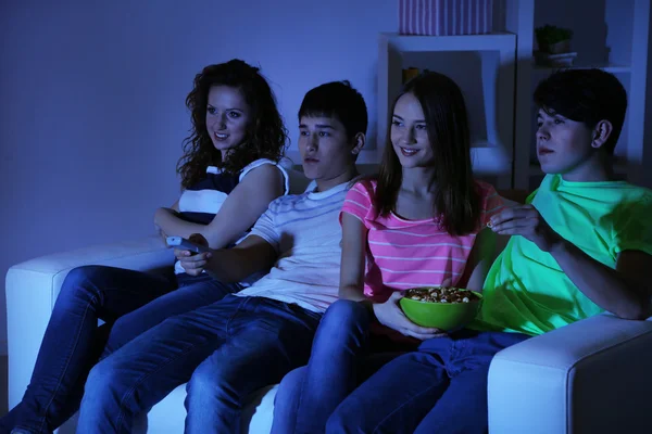 Grupo de jóvenes amigos viendo la televisión en casa de apagón —  Fotos de Stock