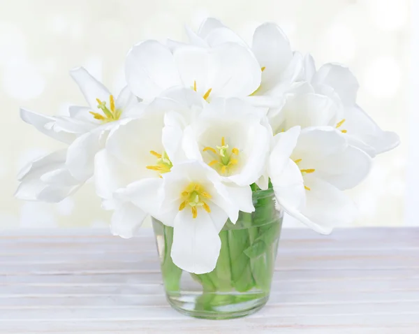 Belo buquê de tulipas brancas na mesa no fundo claro — Fotografia de Stock