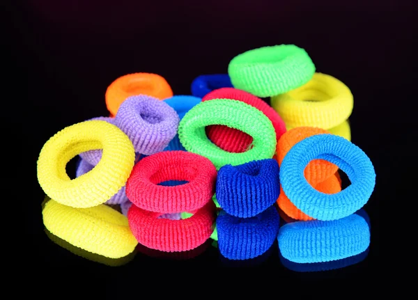 Scrunchies coloridos isolados em preto — Fotografia de Stock