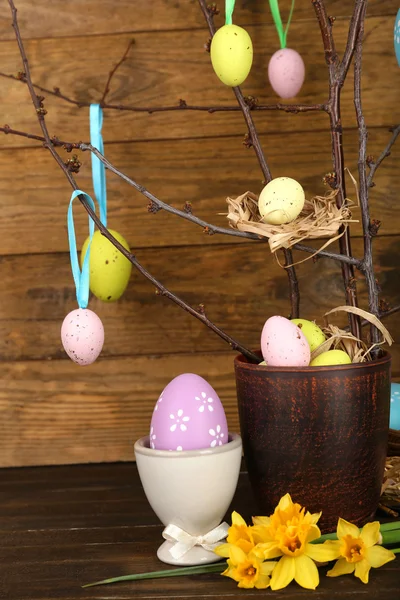 Ostern Komposition mit Eiern Zweige auf Holz Hintergrund — Stockfoto