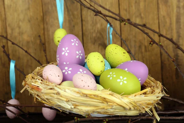Composição de Páscoa com galhos de ovos no fundo de madeira — Fotografia de Stock
