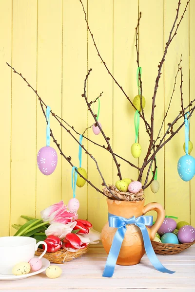 Ostern Komposition mit Eiern Zweige auf Holz Hintergrund — Stockfoto