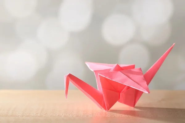 Grue Origami sur table en bois, sur fond clair — Photo