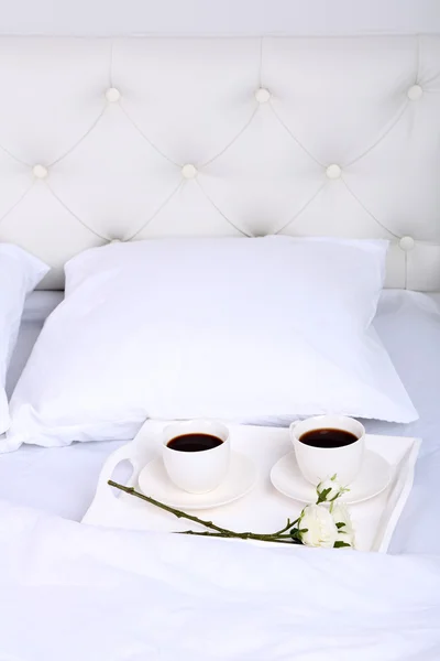 Φλιτζάνια καφέ για άνετο καναπέ-κρεβάτι με τα μαξιλάρια — Φωτογραφία Αρχείου
