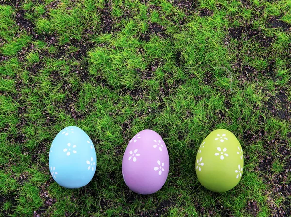 Yeşil çim zemin üzerine Paskalya yortusu yumurta — Stok fotoğraf