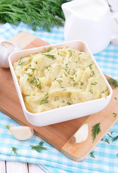 Delicioso purê de batatas com verdes na tigela na mesa close-up — Fotografia de Stock