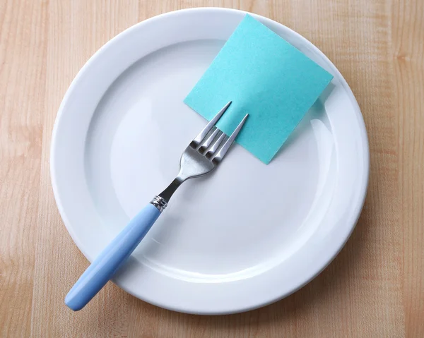 Tom Obs papper bifogas gaffel på tallrik, på färg trä bakgrund — Stockfoto