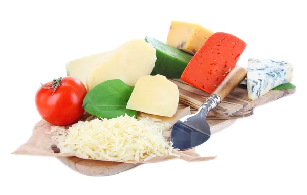 Diferentes quesos italianos sobre tabla de madera, aislados sobre blanco —  Fotos de Stock