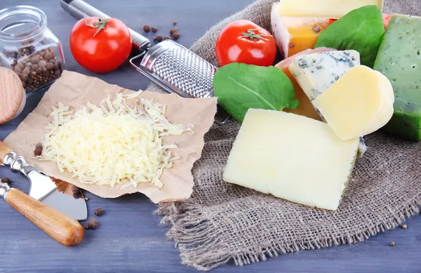 Různé italský sýr na dřevěné pozadí — Stock fotografie