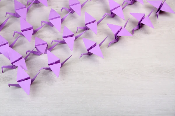 Żurawie origami na drewniane tła — Zdjęcie stockowe