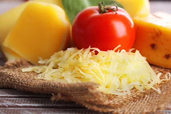 Diversi formaggi italiani su fondo di legno — Foto Stock