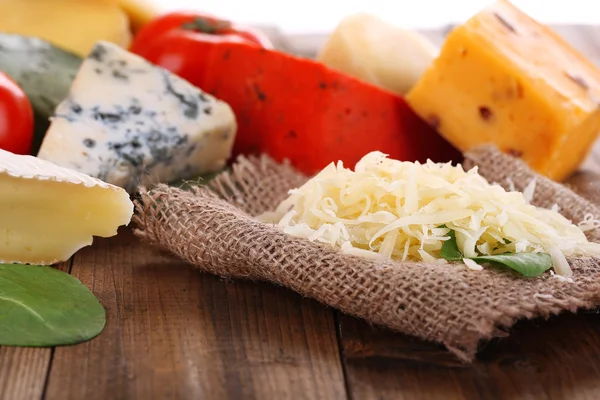 Queso italiano diferente sobre fondo de madera — Foto de Stock