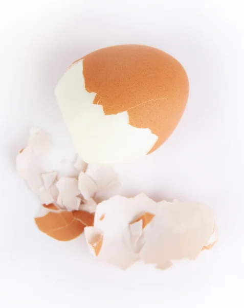 白で隔離される皮をむいたゆで卵 — ストック写真