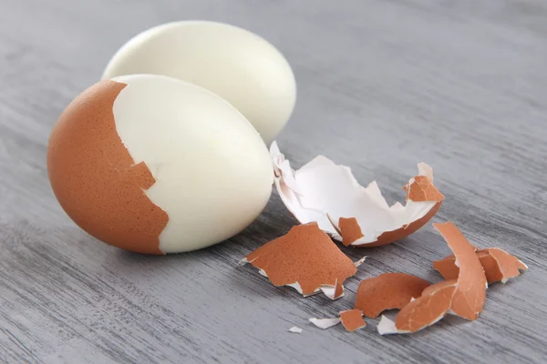Oloupané vařené vejce na dřevěn — Stockfoto