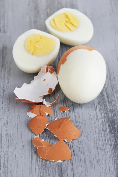 Ahşap arka plan üzerinde yumurta haşlanmış soyulmuş — Stok fotoğraf