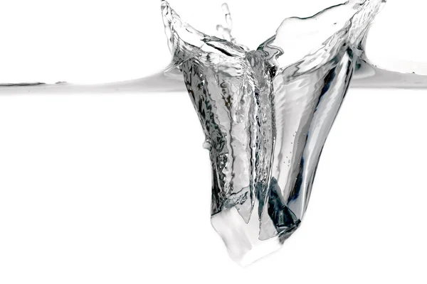 Ice cube stříkající do vody izolovaných na bílém — Stock fotografie