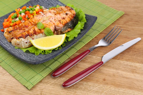 Gustoso salmone grigliato con verdure, su tavola di legno — Foto Stock