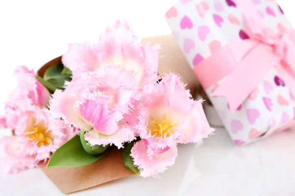 Bellissimi tulipani e confezione regalo, isolati su bianco — Foto Stock