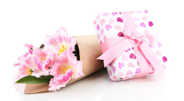 Hermosos tulipanes y caja de regalo, aislado en blanco — Foto de Stock