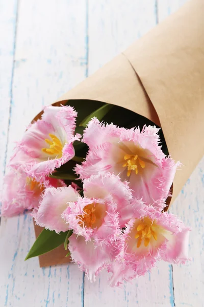 Hermosos tulipanes sobre fondo de mesa de madera — Foto de Stock