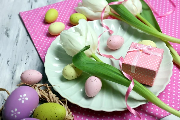 Paastafel met tulpen en eieren — Stockfoto