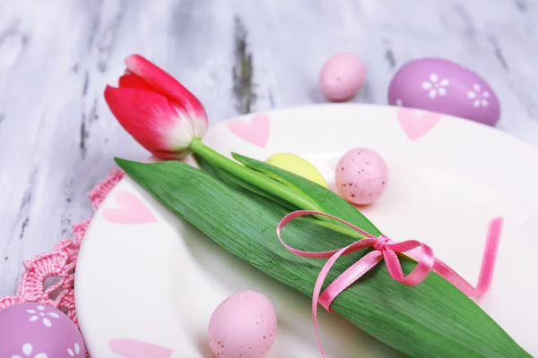 Nakrycie stołu wielkanocnego tulipanami i jajkami — Zdjęcie stockowe