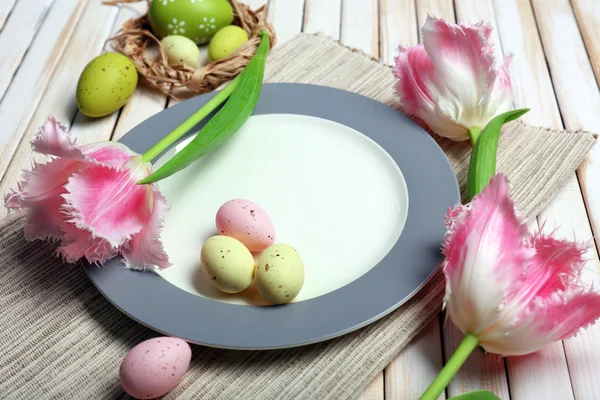 Table de Pâques avec tulipes et œufs — Photo