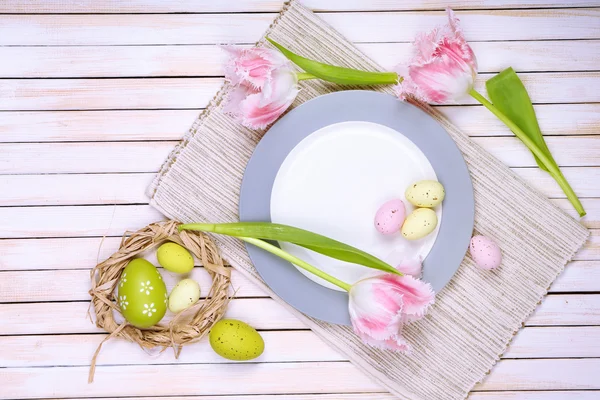 Apparecchiare la tavola pasquale con tulipani e uova — Foto Stock