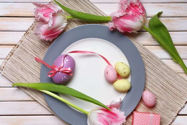 Velikonoční stůl s tulipány a vejci — Stock fotografie