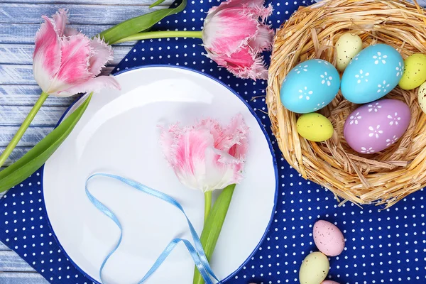 Easter table setting with tulips and eggs — Stock Photo, Image