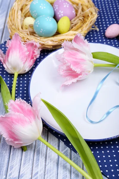 Ostertafel mit Tulpen und Eiern — Stockfoto