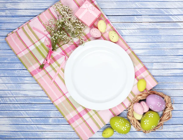 带郁金香和蛋的东方餐桌布置 — 图库照片