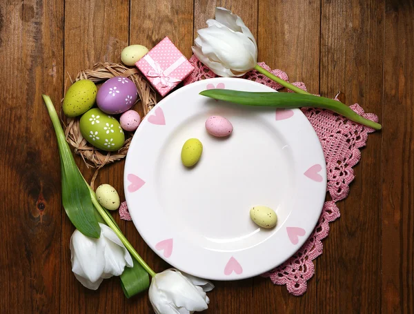 Påskdukning med tulpaner och ägg — Stockfoto