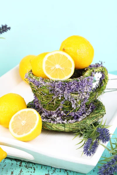 Stilleven met verse citroenen en lavendel op blauwe achtergrond — Stockfoto