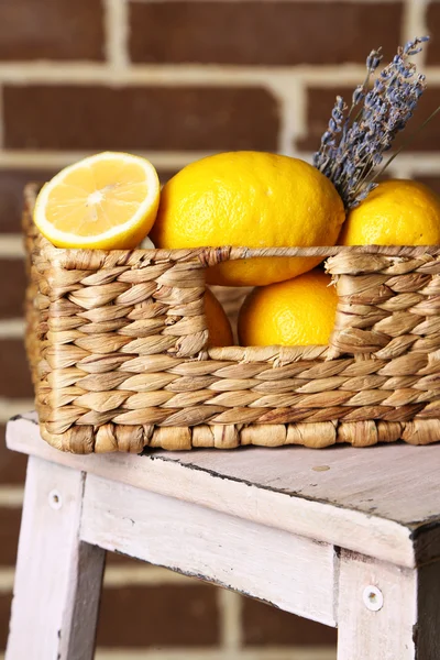 Натюрморт со свежими лимонами и лавандой — стоковое фото