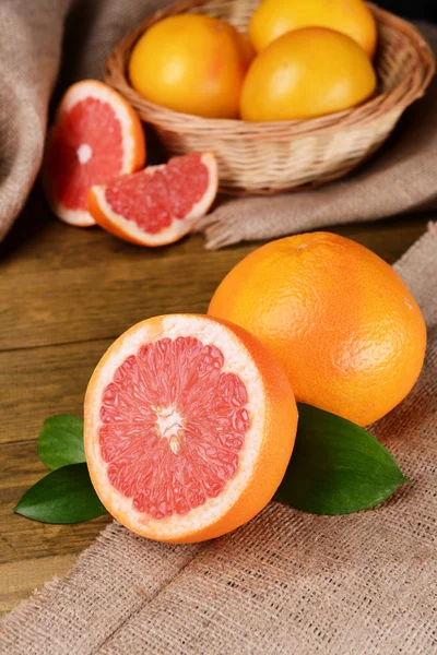 Rijp grapefruit op tafel close-up — Stockfoto