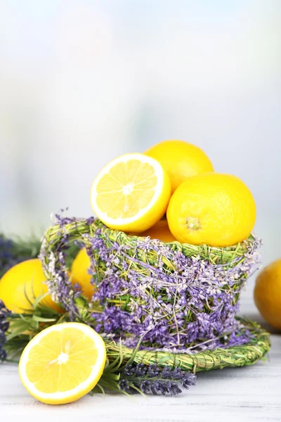 Stilleben med färska citroner och lavendel på ljus bakgrund — Stockfoto