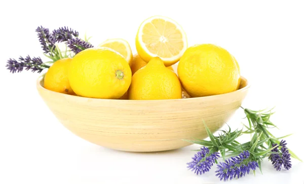 Stilleben med färska citroner och lavendel, isolerad på vit — Stockfoto