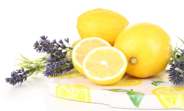 Stilleven met verse citroenen en lavendel, geïsoleerd op wit — Stockfoto