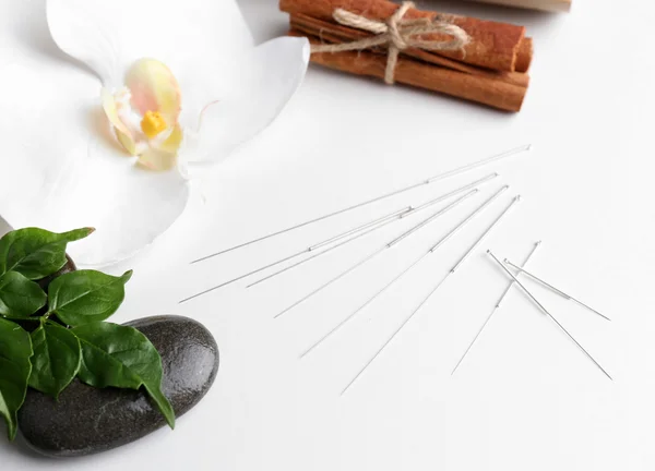 Composition avec aiguilles pour acupuncture, isolées sur blanc — Photo