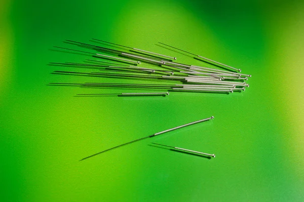 Aiguilles pour acupuncture sur fond vert — Photo