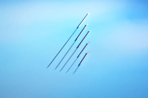 Naalden voor acupunctuur op blauwe achtergrond — Stockfoto