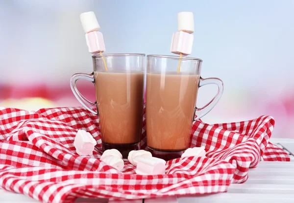 Heiße Schokolade mit Marshmallows, auf hellem Hintergrund — Stockfoto