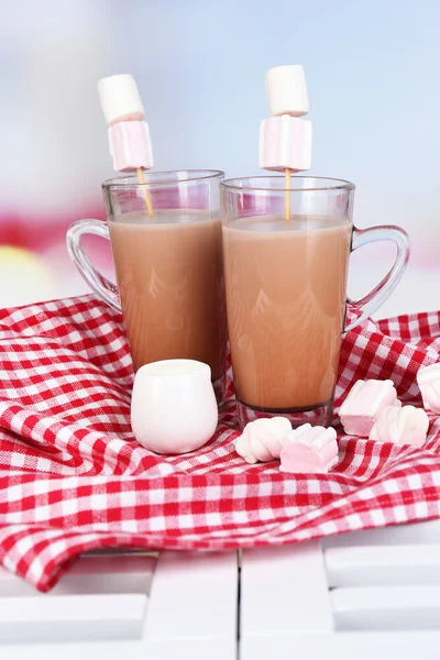 Chocolate caliente con malvaviscos, sobre fondo claro — Foto de Stock